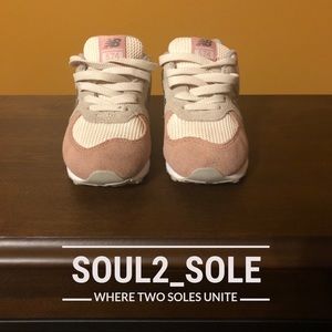 New balance kids 574 sz 9 Pink Beige Girls